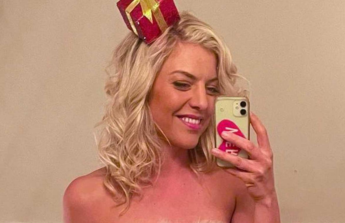 Ella Leyers gaat wel héél ver met kerstoutfit in ‘De Slimste Mens’: «Ik ben misschien iets te hard gegaan» (foto)