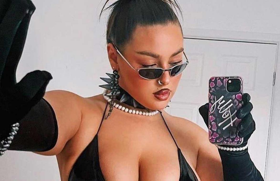 Plussize model overladen met complimenten na gewaagde bikinishoot: «Enorm sexy!» (foto)