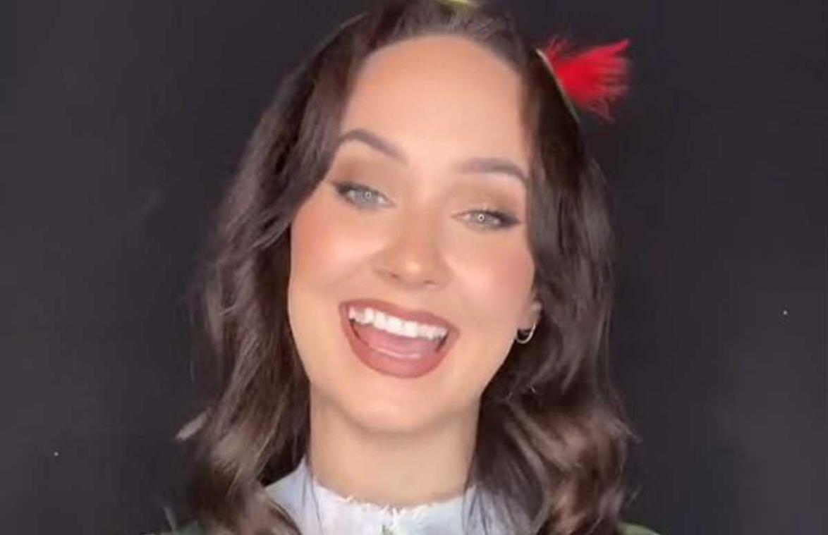 Vrouw draagt énkel een likje verf als kerstoutfit: «Wow, zo mooi!» (video)