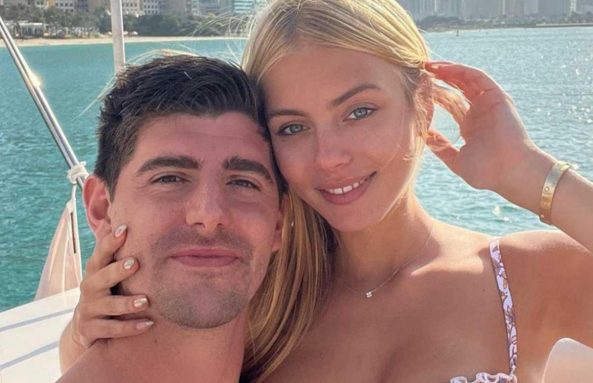 Thibaut Courtois deelt zomerse vakantiefoto met zijn vriendin en heeft liefdevolle boodschap voor haar