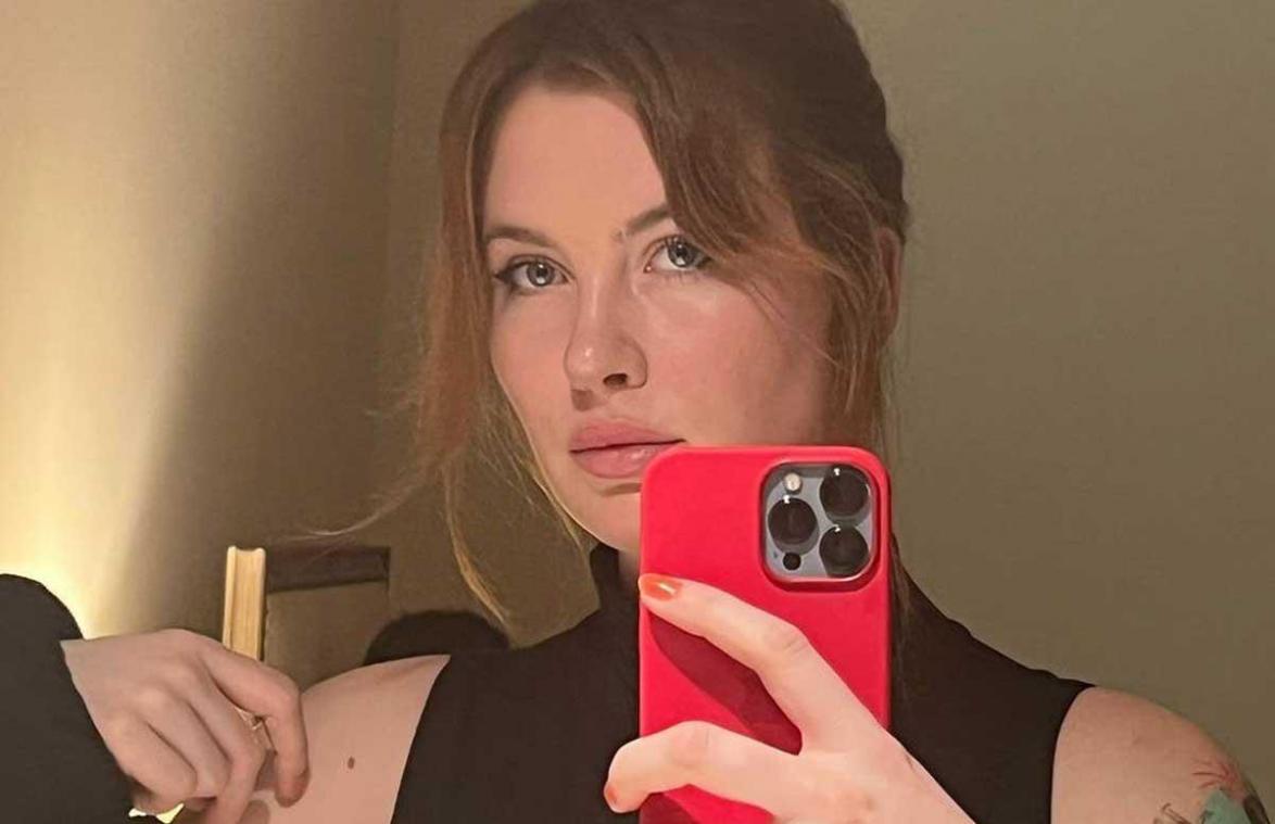 Dochter van Alec Baldwin poseert gewaagd in bad: «Adembenemende schoonheid!» (foto)