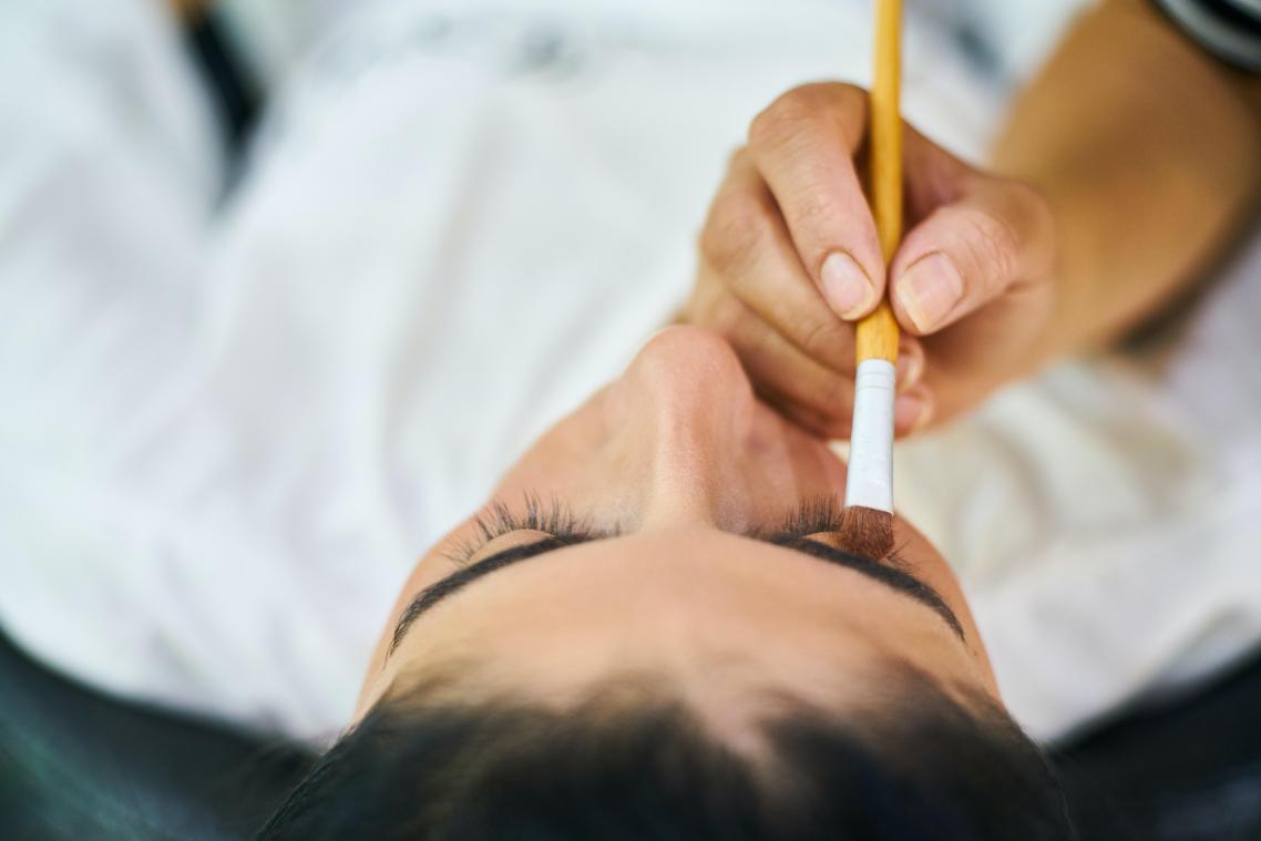 Cosmetische ingreep aan wenkbrauwen gaat volledig fout voor Cheyanne (14): «Bijna mijn zicht kwijt» (foto)