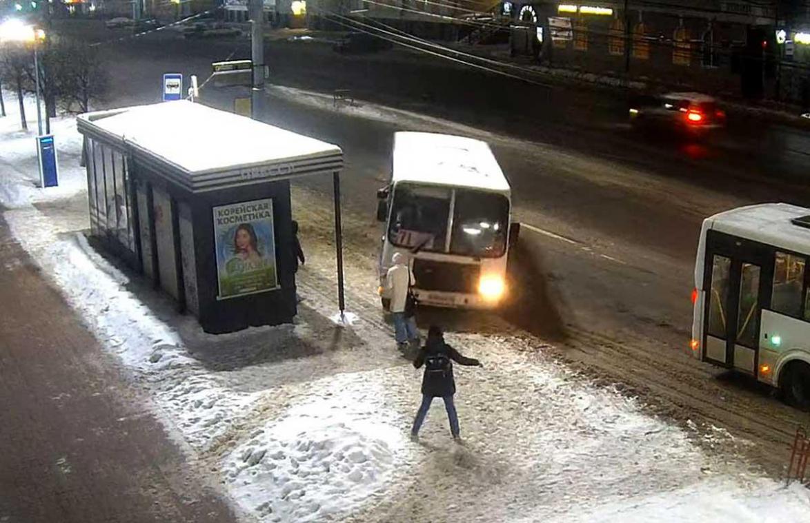 Bus glijdt weg op spekgladde baan en rijdt wachtende passagier aan (video)