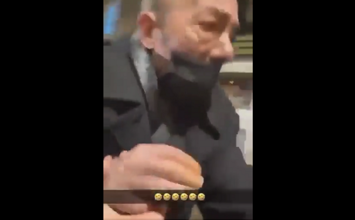 Sadistische ‘prank’ choqueert Frankrijk: wagen sleurt oude man meters mee tot hij valt (video)