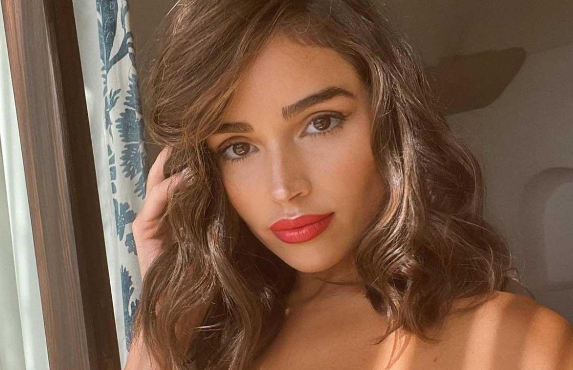 Ex-Miss krijgt kritiek op outfit waaronder ze geen ondergoed draagt: «Ik zou me schamen!» (foto)