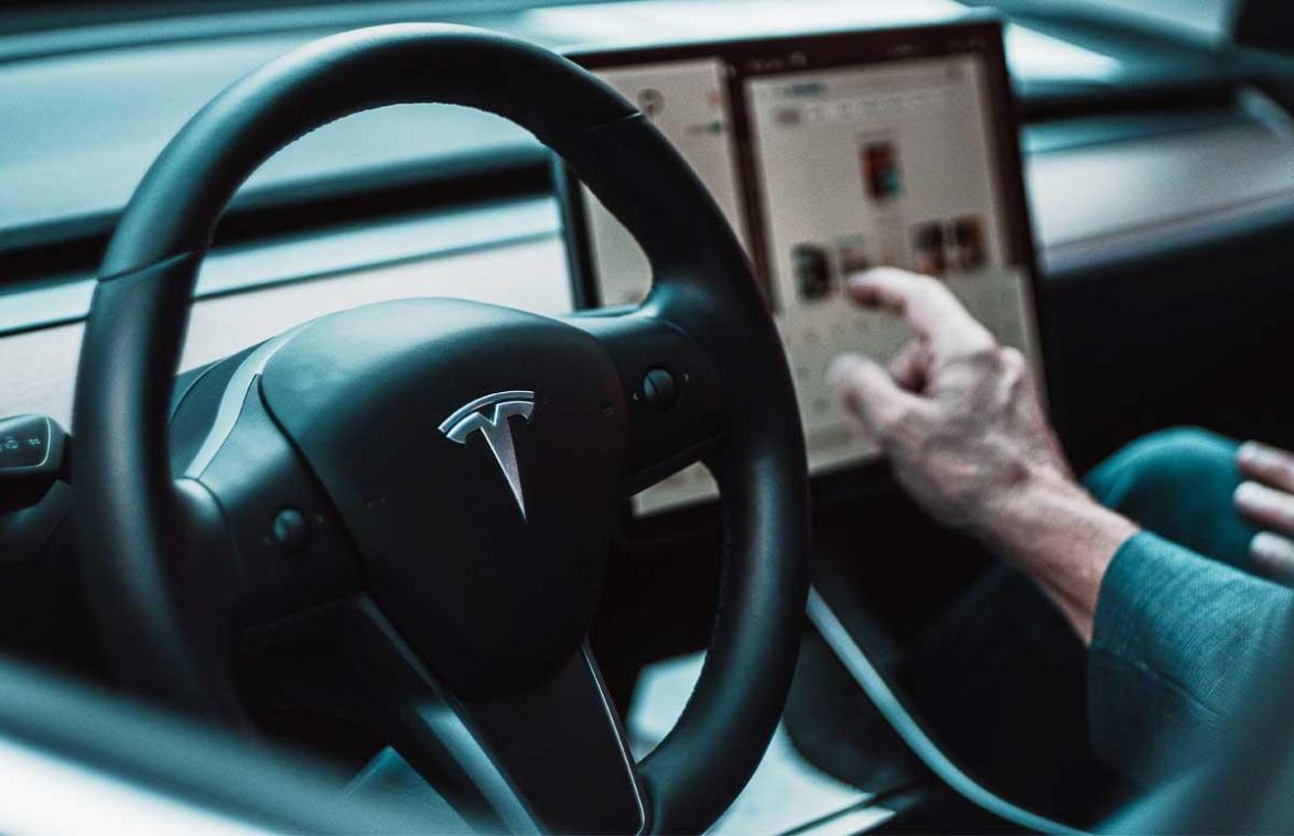 Tesla-bestuurder betrapt terwijl hij seksfilmpje bekijkt achter het stuur (foto)