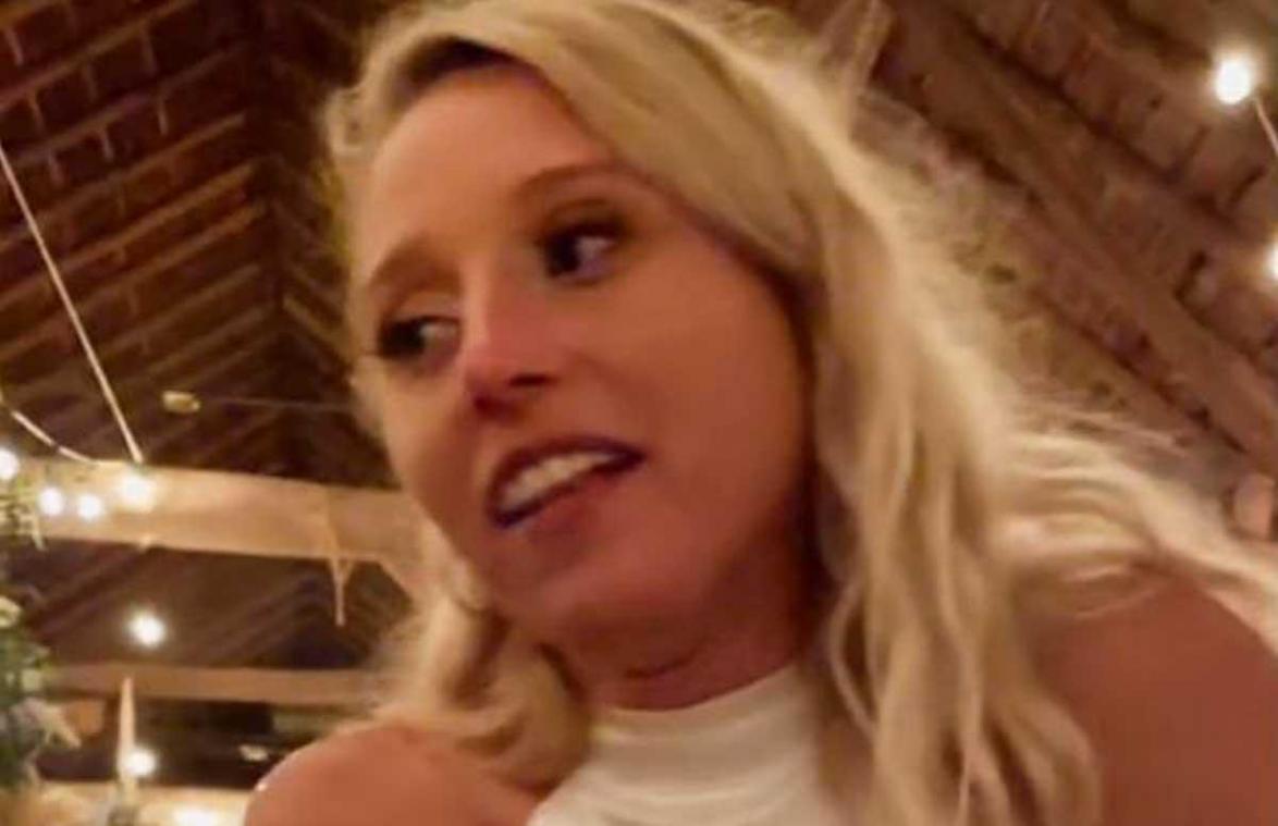 OH NEE! Bruid morst rode wijn op haar trouwkleed: «Zo typisch voor mij» (video)