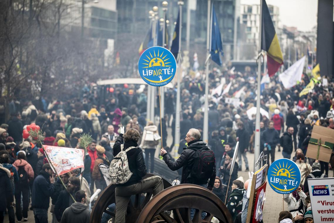 Meerdere tienduizenden manifestanten betogen tegen coronamaatregelen: al zes betogers opgepakt