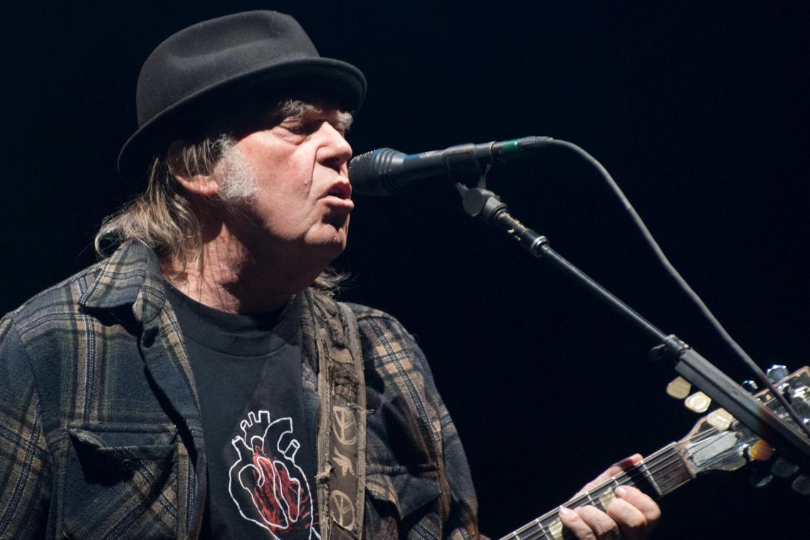 Neil Young dreigt om zijn muziek van Spotify te laten halen na discussie over vaccinatie