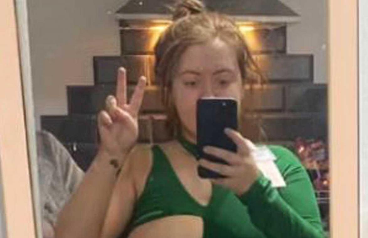 Vrouw past elegant kleedje, maar merkt dat haar borst volledig zichtbaar is (foto)