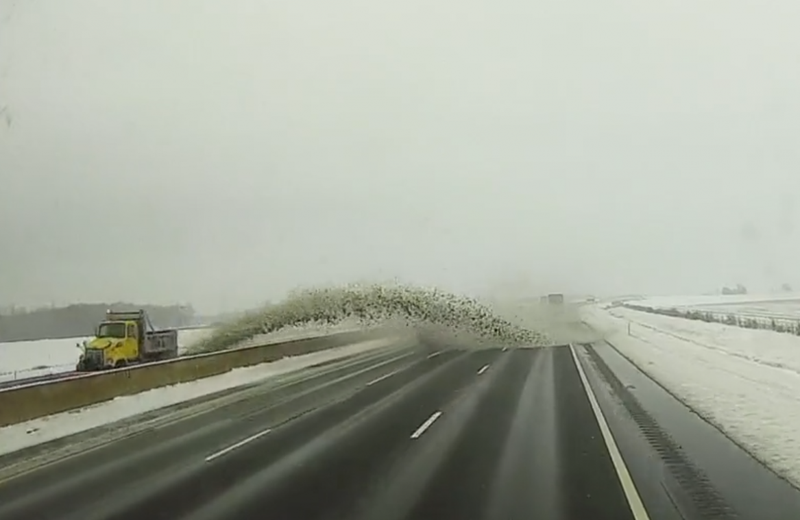 «Roekeloze» sneeuwruimer op snelweg beschadigt 40 voertuigen en verwondt 12 chauffeurs (video)