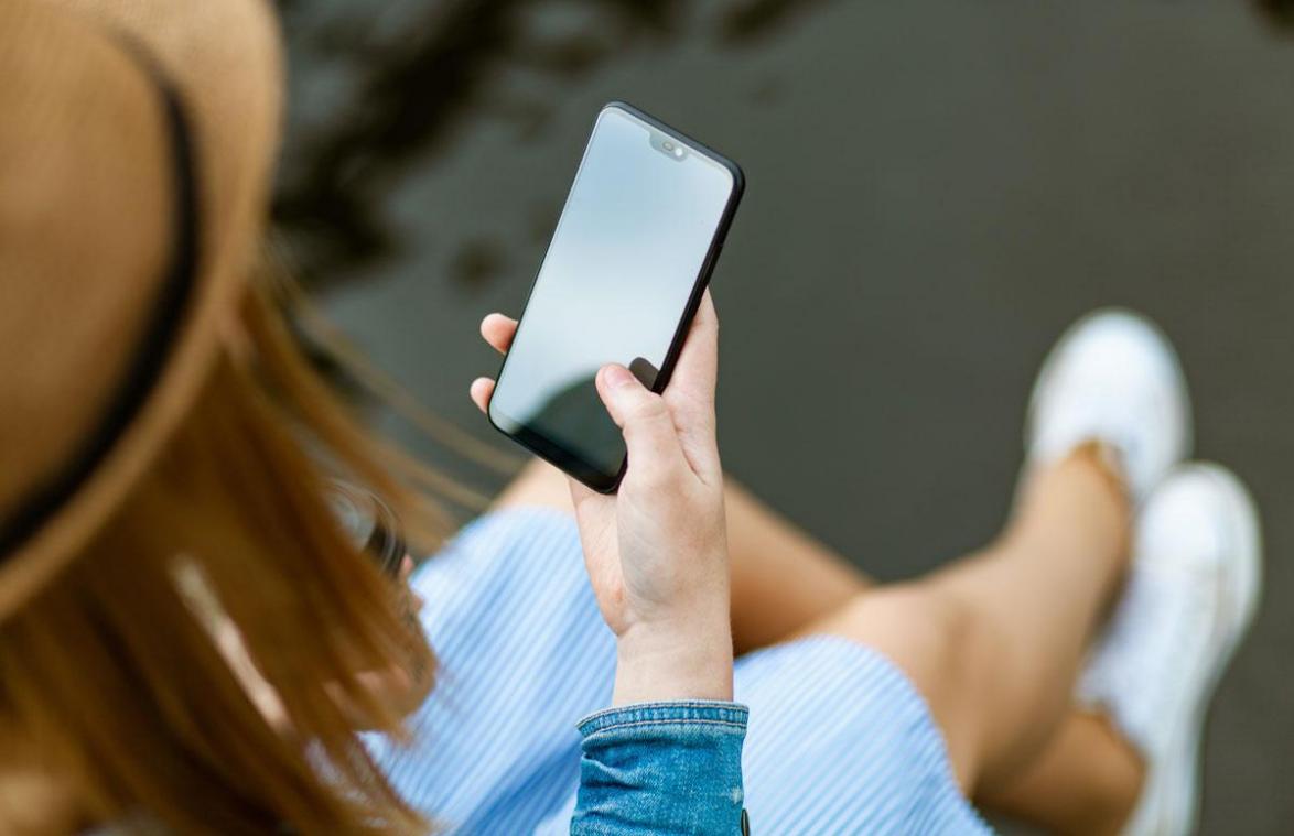 Vrouw stuurt date per ongeluk gênant bericht over haar beha: «Ik schaam me dood!»