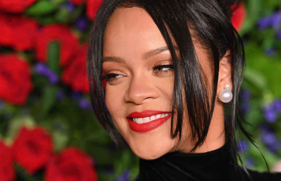 Rihanna is zwanger van eerste kindje en toont meteen haar bolle buik (foto)