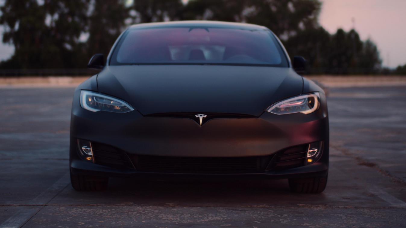 Daarom zou je binnenkort weleens gestraft kunnen worden als je je Tesla-zetel te vaak verstelt