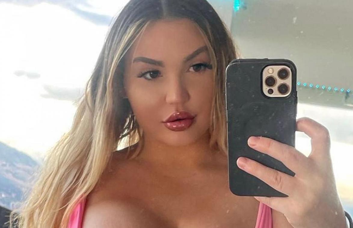 Model aangesproken op ‘ongepaste’ outfit in attractiepark: «Komt door mijn grote borsten»