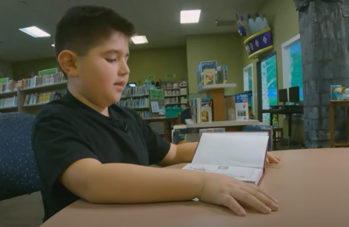 Dillon (8) verstopt zelfgemaakte strip in bibliotheek en scoort hit: «Wachtlijst van vier jaar»