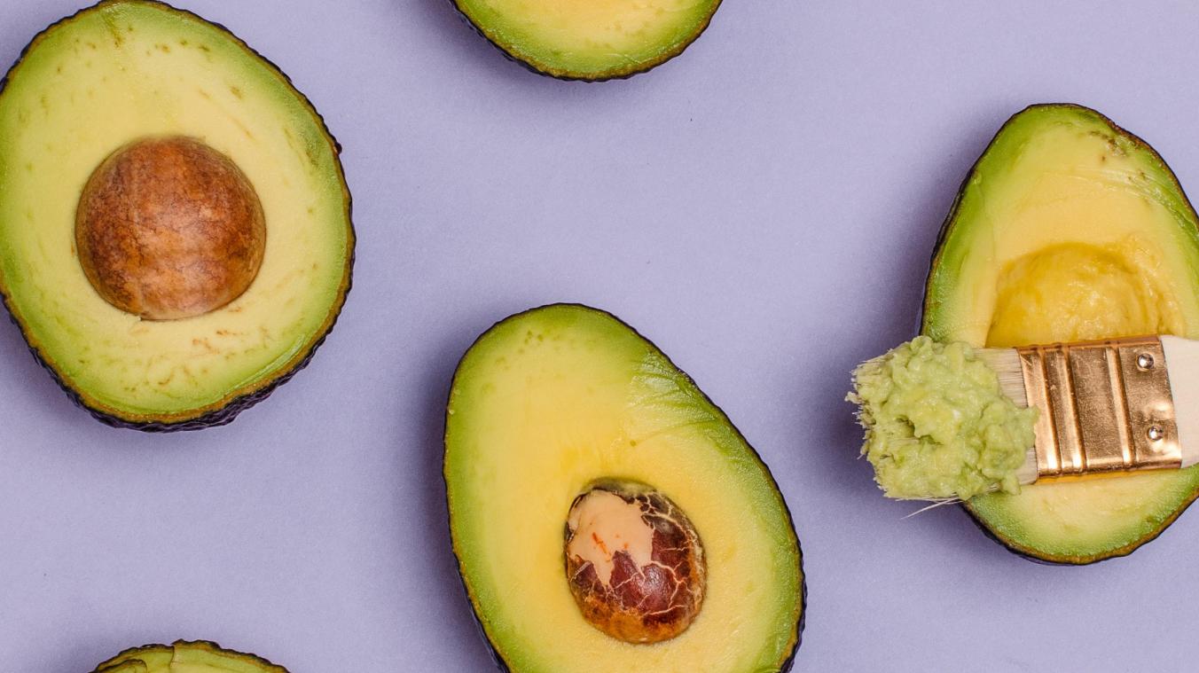 AHA! Dankzij deze truc lukt het je (bijna) altijd om een avocadopit te laten ontkiemen
