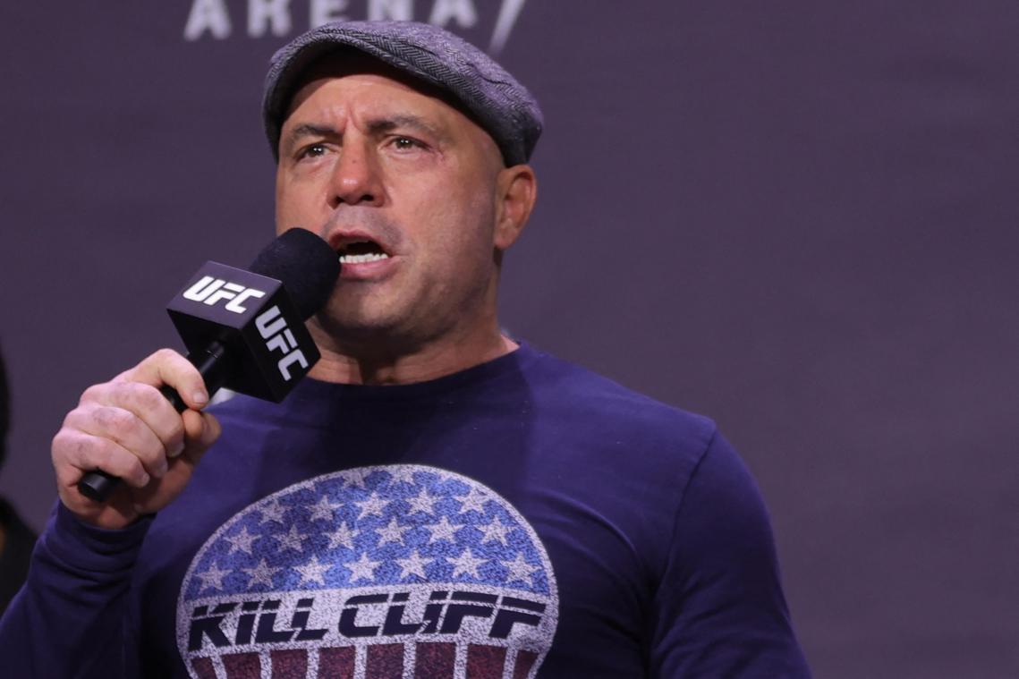 Spotify haalt 70 afleveringen van Joe Rogan-podcast offline maar niet degene met COVID-desinformatie