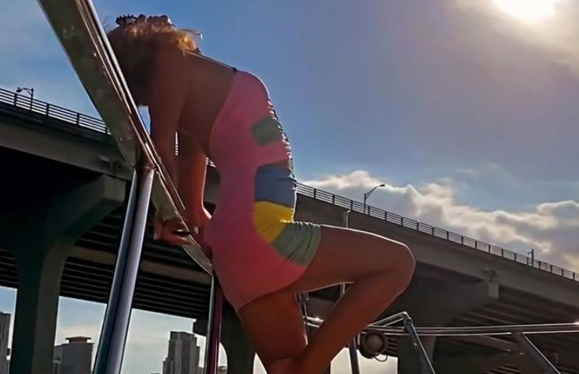 Model poseert gedurfd op reling van boot, maar dat loopt niet goed af... (video)