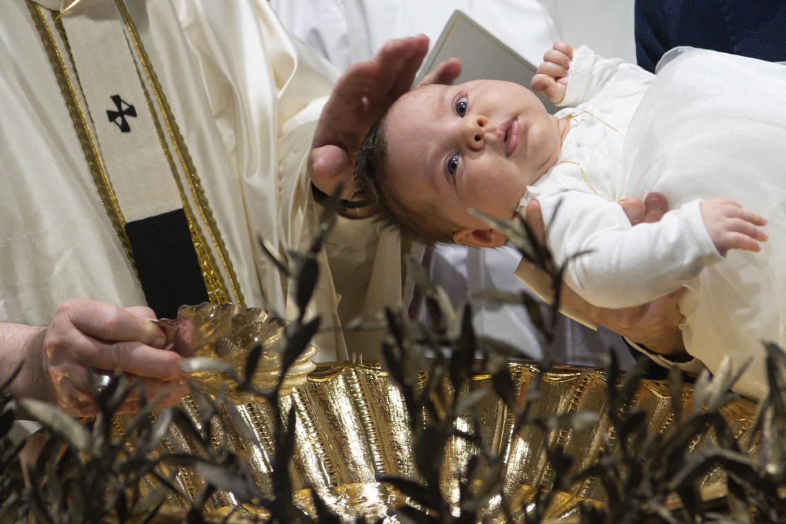 OEPS. Priester neemt ontslag nadat hij twintig jaar lang gelovigen op foute manier doopte