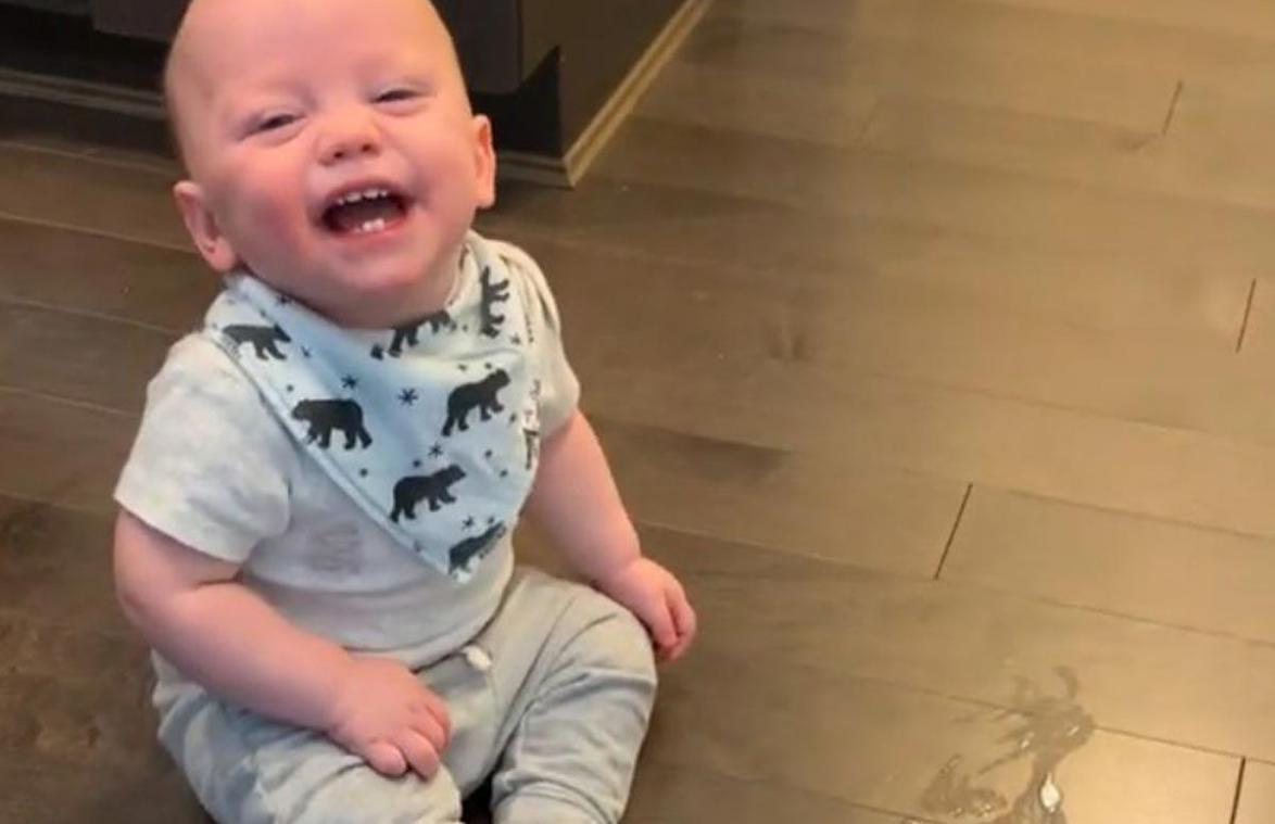 Baby geeft over in schoen van mama, maar vooral zijn lach is HILARISCH! (video)