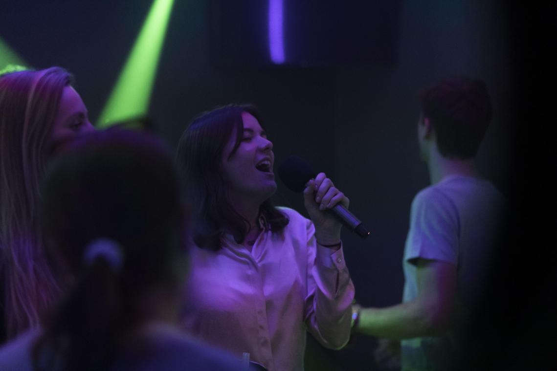 Op teambuilding? Huur je eigen karaokebooth