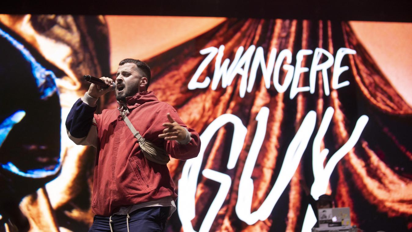 Zwangere Guy mag Couleur Café platspelen op openingsdag