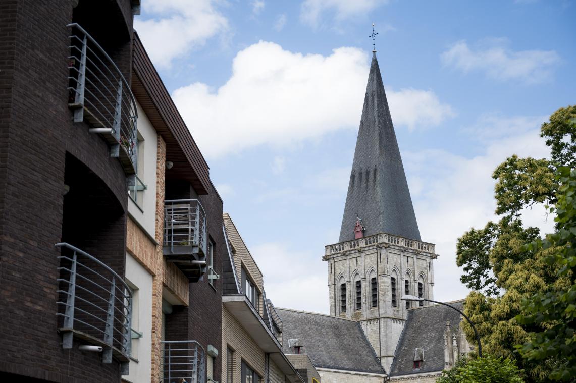 Storm Eunice slaat ernstig toe: Centrum Asse ontruimd voor vallende kerktoren, ook elders in het land veel schade