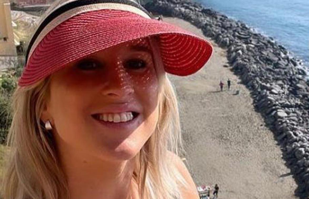 Zwangere Kat Kerkhofs geniet in weinig verhullende outfit van de zon (foto)