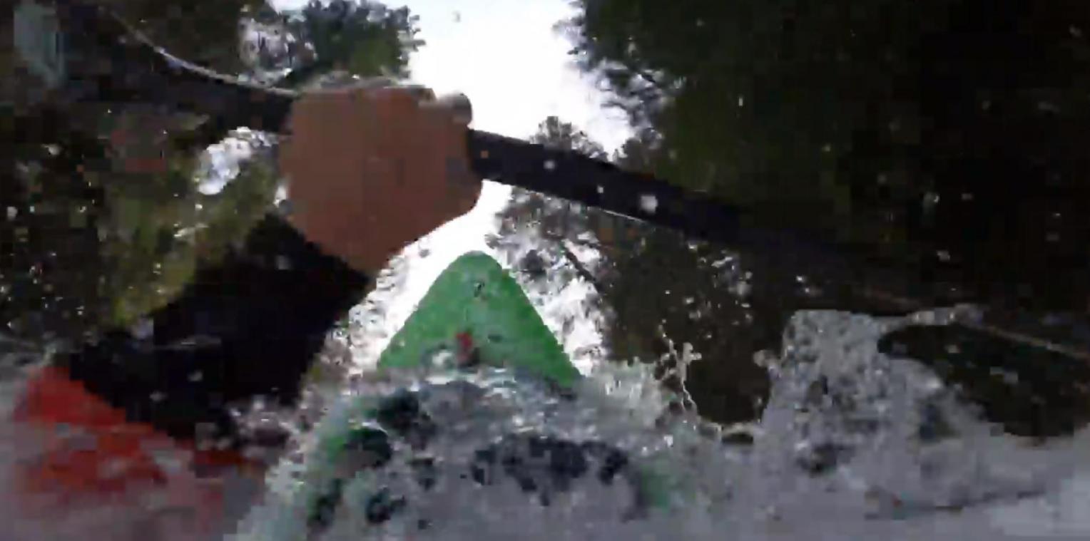WOW. Kajakker deelt ijzingwekkende beelden van zijn bijna-doodervaring in woeste rivier (video)