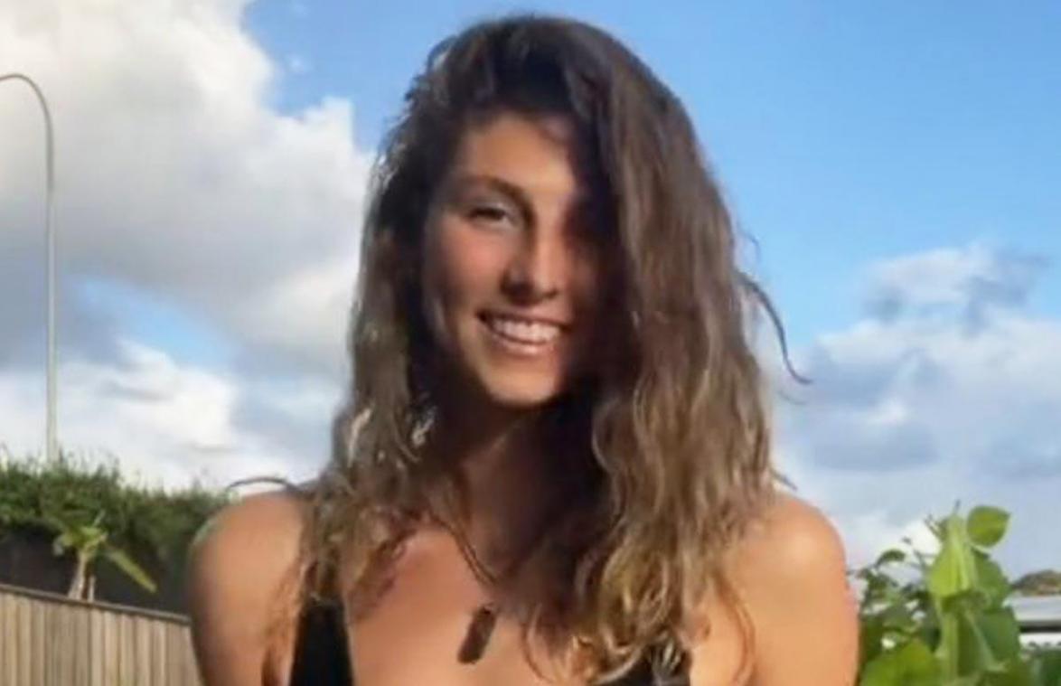 Model poseert met behaarde bikinilijn en krijgt lovende reacties: «Eindelijk een échte vrouw!» (video)