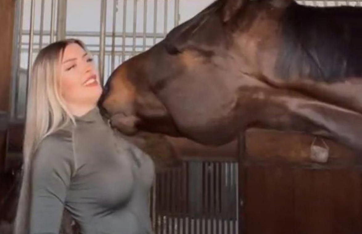 GÊNANT! Paard ritst outfit van model open: «Haha, wat een deugniet!» (video)
