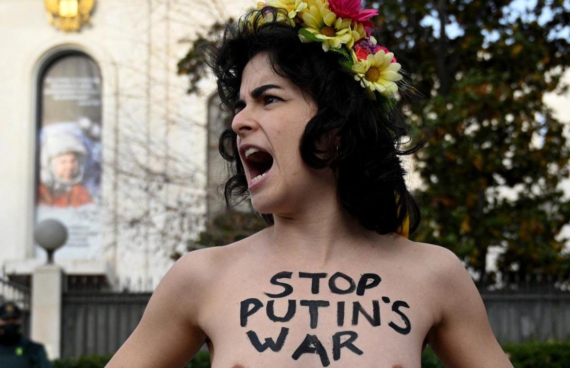 FEMEN protesteert halfnaakt tegen invasie van Rusland in Oekraïne