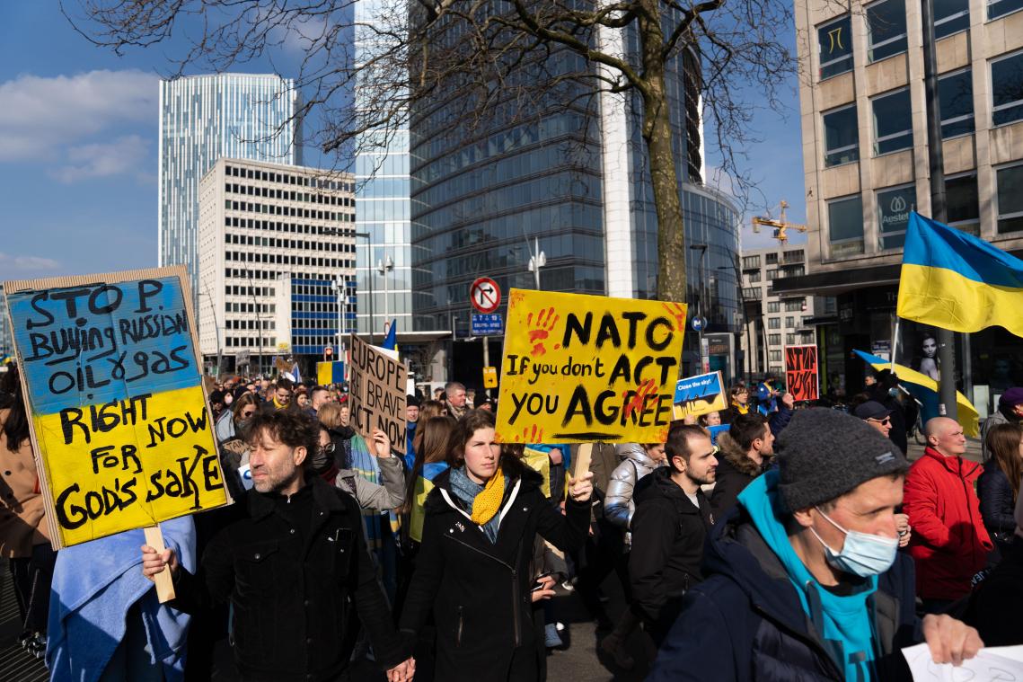 Duizenden stappen in Brussel op steunmars met Oekraïne: «Steun Oekraïne met alle mogelijke middelen»