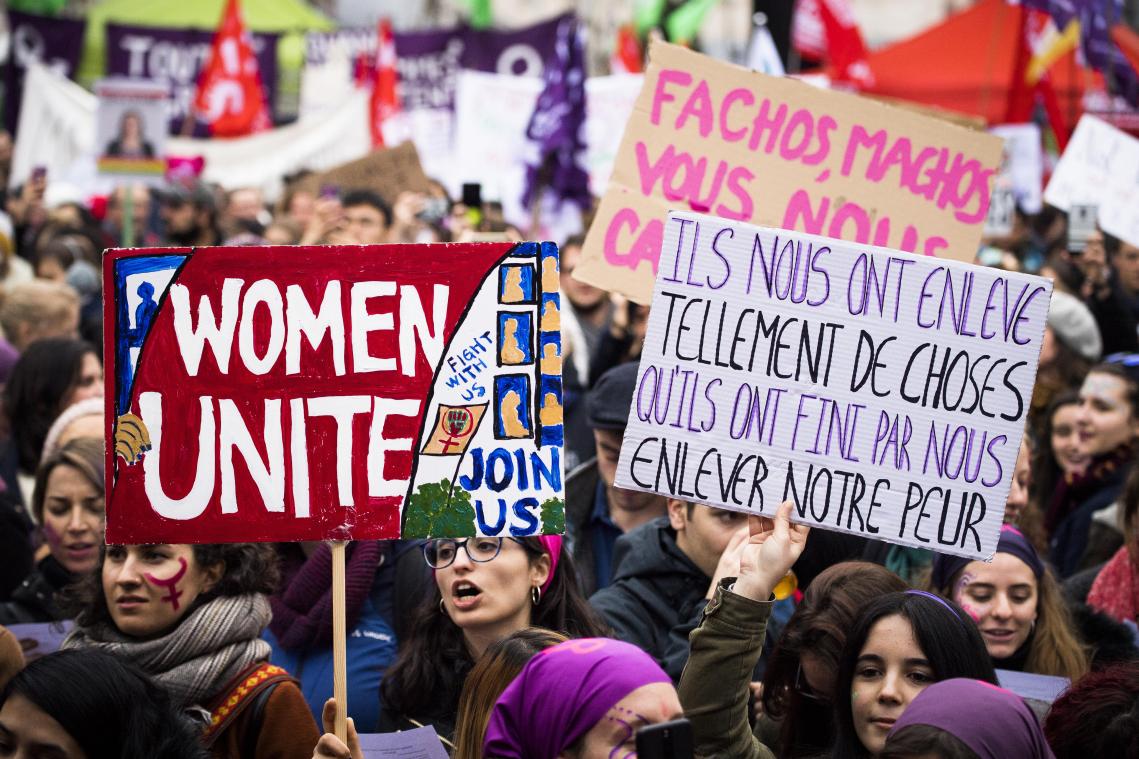 Wereldwijd komen vrouwen op straat tijdens Internationale Vrouwendag: «Onze samenleving is doordrongen van seksisme»