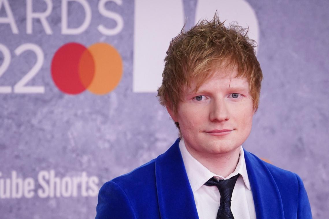 Ed Sheeran zingt en maakt zich kwaad in rechtbank (VIDEO)