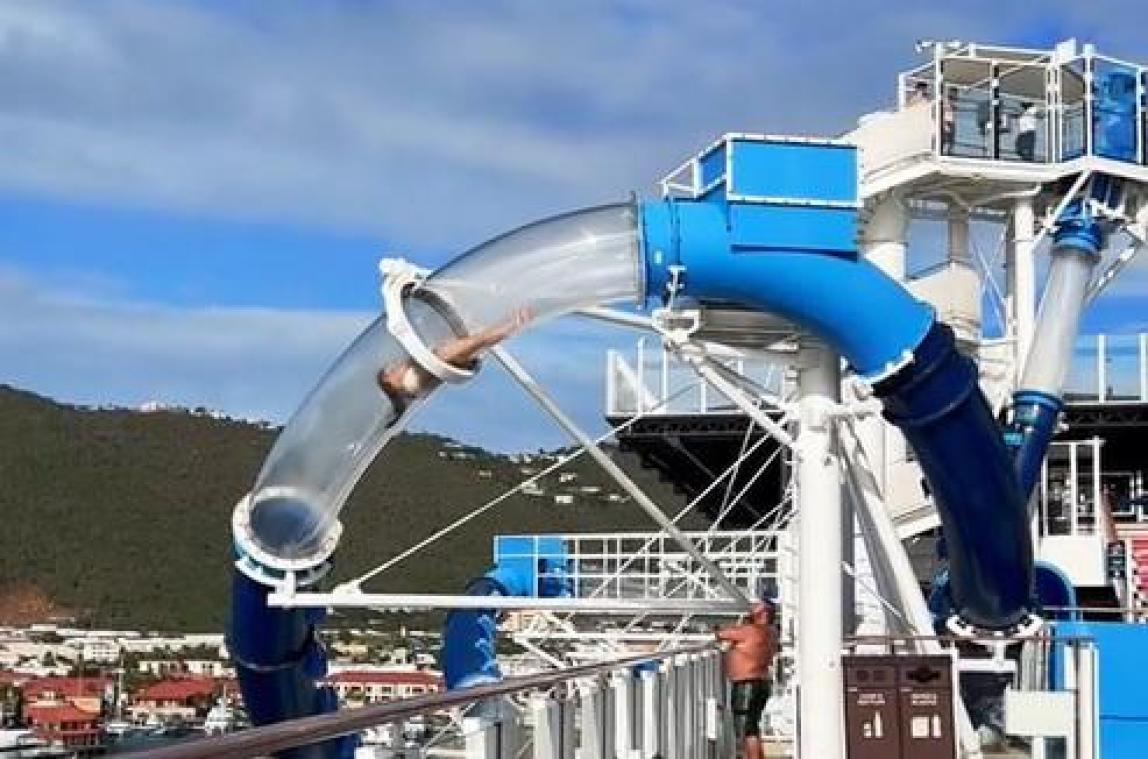 OMG. Vrouw raakt vast in waterglijbaan met looping en beleeft nachtmerrie: «Zo claustrofobisch» (video)