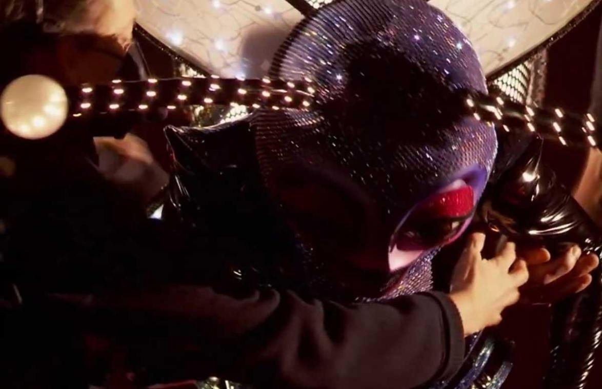 ‘The Masked Singer’-deelneemster begint plots te stikken op het podium: «Help haar!» (video)