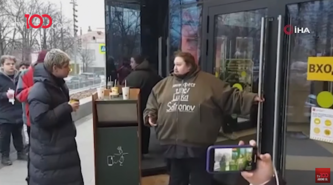 Russische pianist ketent zich vast aan McDonald’s in Moskou uit protest tegen sluiting (video)
