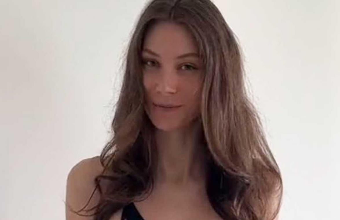 Influencer verbaast volgers met weinig verhullende jurk: «Ik zou me niet op mijn gemak voelen»