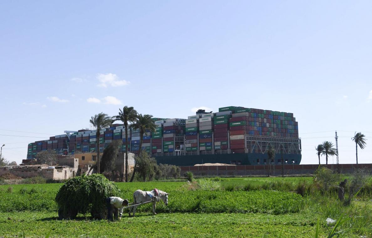 BIZAR. Een jaar na de Suezkanaalsaga loopt nu ook ander gigantisch containerschip van Evergreen vast
