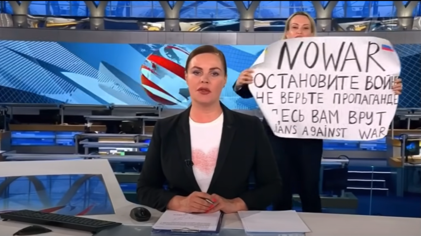 VN roepen Rusland op geen represailles te nemen tegen vrouw die tv-journaal verstoorde (video)