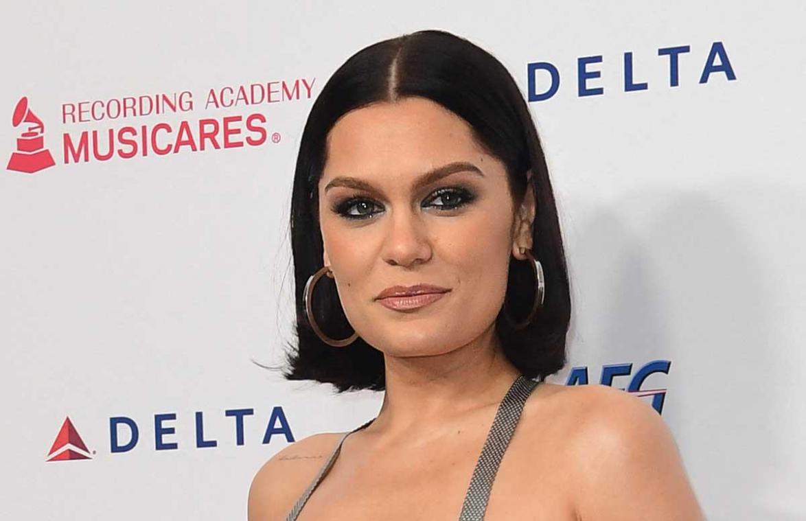Jessie J deelt bikinifoto en verwijst naar haar ‘kleine’ borsten: «Je bent perfect zoals je bent!»