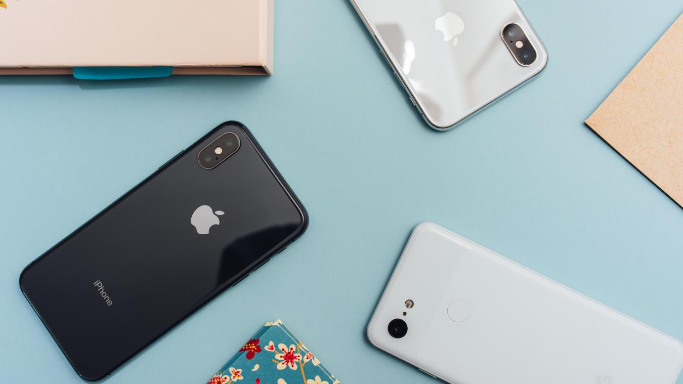 BIZAR. Zoveel verdiende Apple door hun oortjes en opladers apart te verkopen