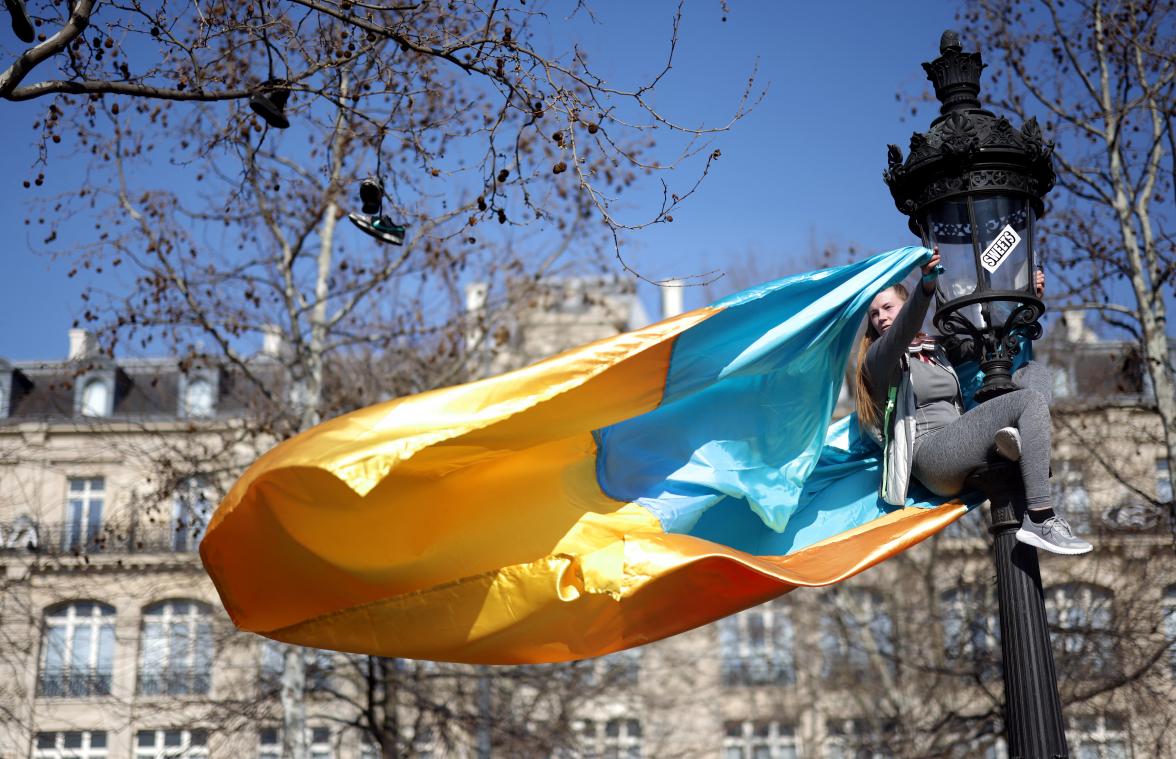 «Rusland bombardeerde school waar 400 mensen schuilden»