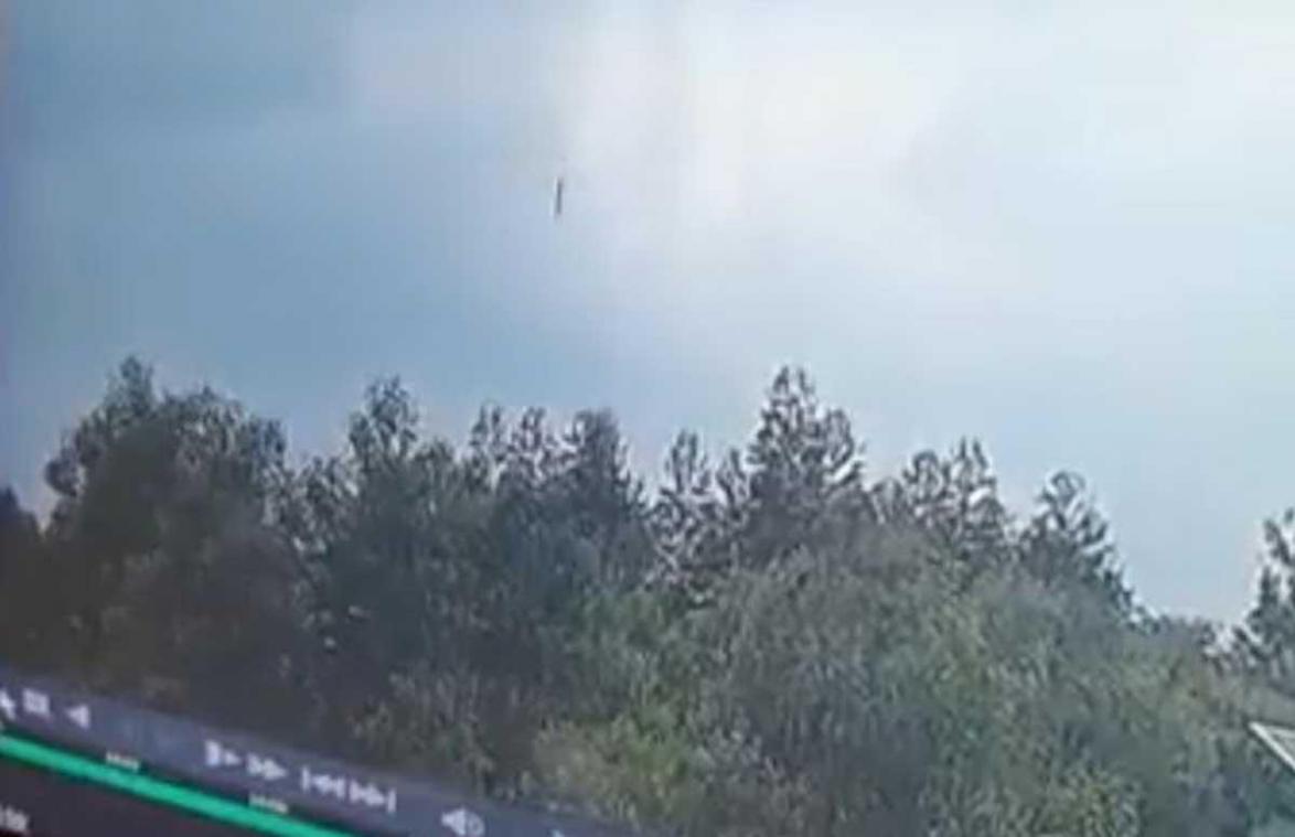 Beelden tonen laatste momenten van gecrasht vliegtuig in China (video)