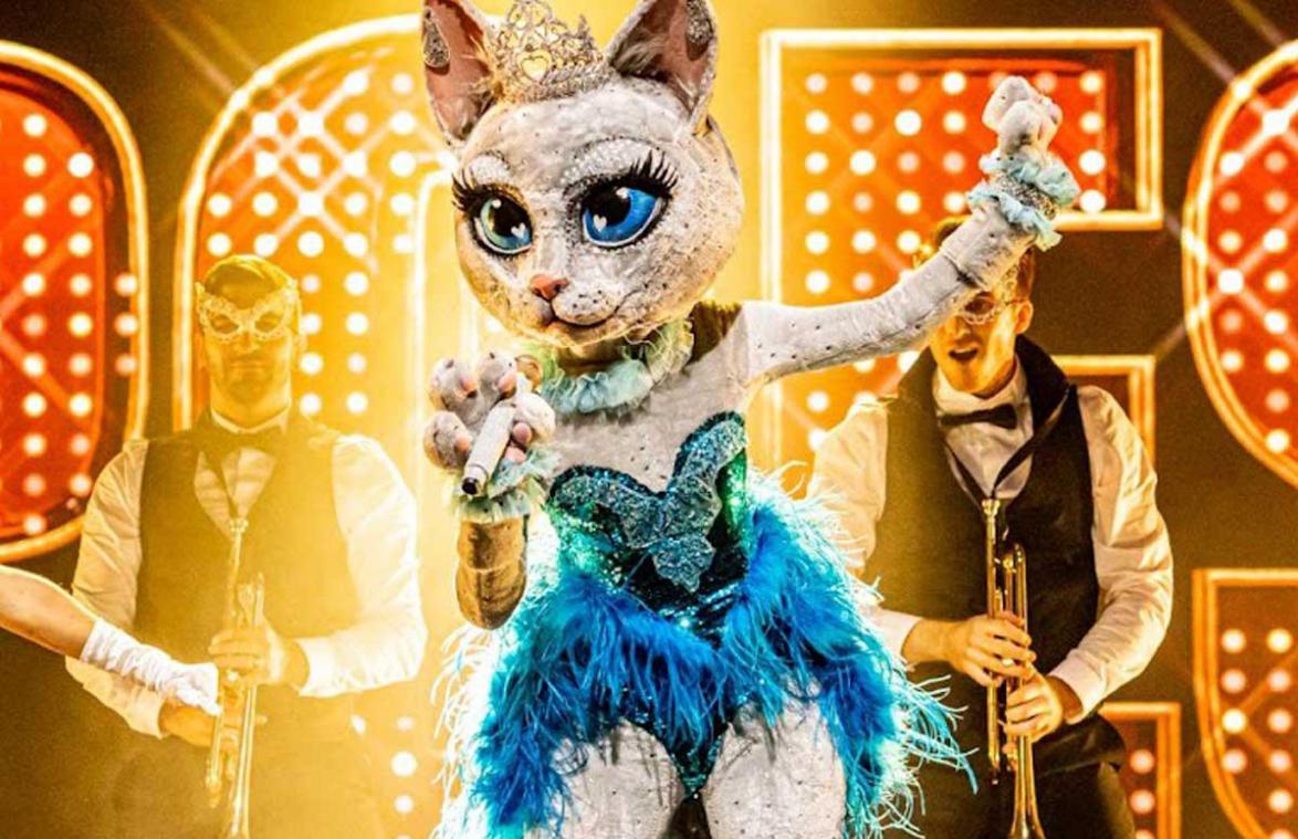 Camille Dhont toont wat ze onder haar ‘Miss Poes’-kostuum droeg in ‘The Masked Singer’ (video)