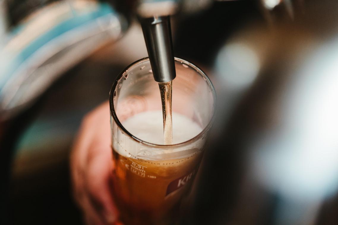 BIZAR. Australische cafés kunnen tot 220.000 dollar boete krijgen voor het verkeerd inschenken van een pint
