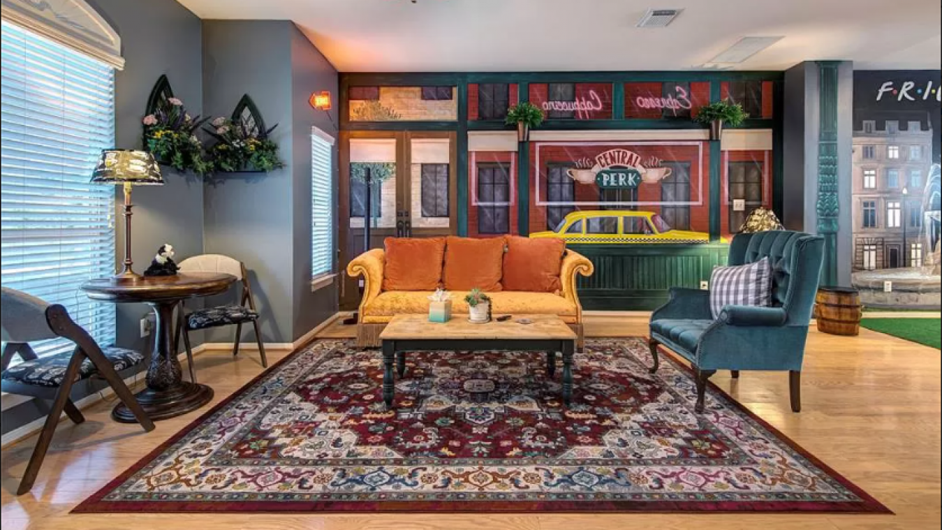Dit huis is volledig ingericht in ‘Friends’-thema en staat nu te koop