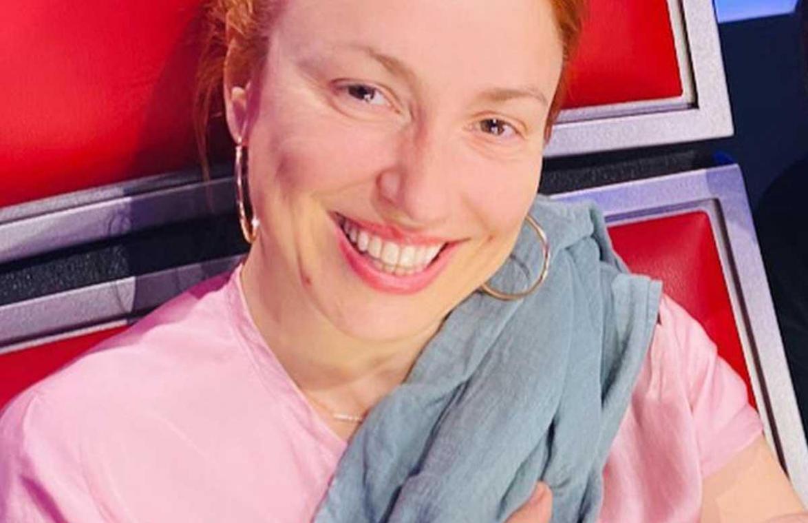 Natalia geeft zelfs op de set van ‘The Voice van Vlaanderen’ borstvoeding (foto)